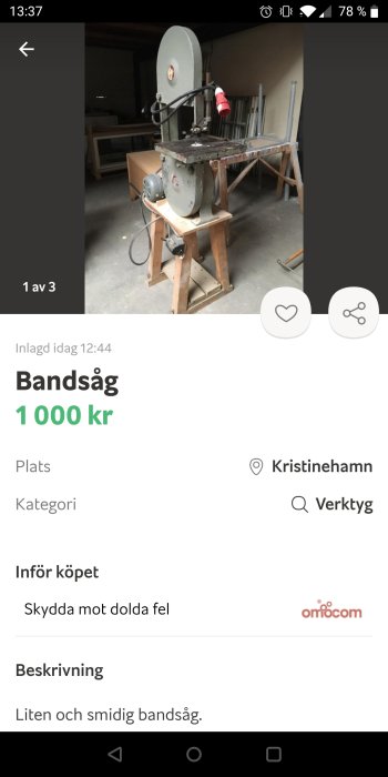 Använd bandsåg på träbock inne i en verkstad.