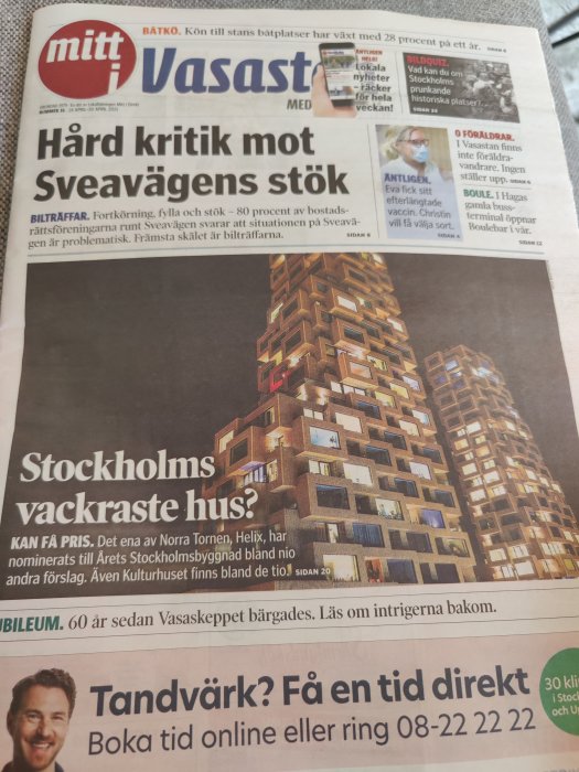 En upplyst byggnad vid kvällstid med flera balkonger och oregelbundet mönster, omnämnd som möjlig "Stockholms vackraste hus" i tidningsartikel.