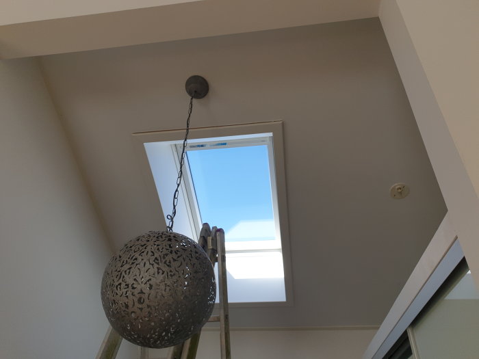 Velux takfönster med synlig spricka mellan fönstersmyg och innertak i ett ljus inredningsmiljö.