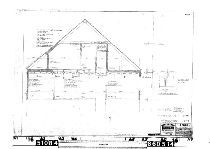 Diagram över en husfasad och sektion med tekniska mått och noteringar för renoveringsplanering.
