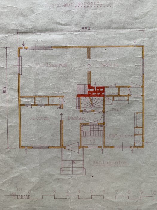 Gammal arkitektritning av en våningsplan för ett hus byggt 1945, med markerade rum och mått.