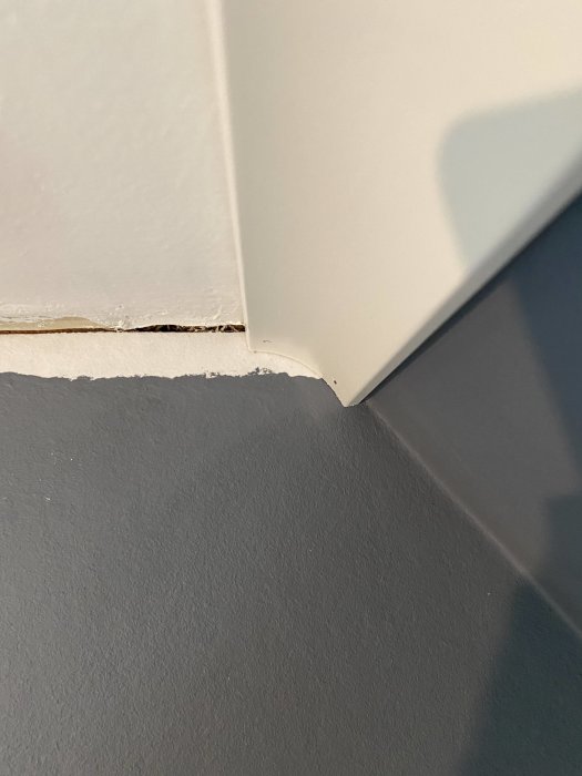 Hålkälslist monterad mot ett snedtak med synlig täljning och en liten glipa, i förväntan på fogning och målning.