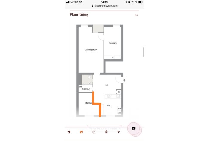 Planritning som visar förslag på ny väggkonstruktion i orange för att dela av kök och sovrum.