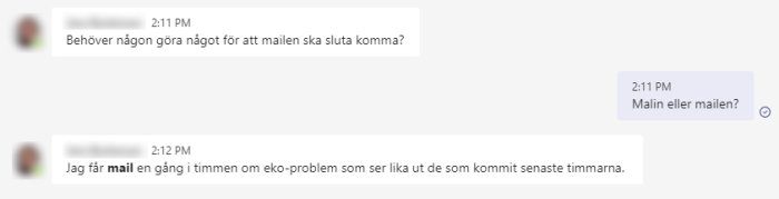 Skärmdump av en konversation där någon frågar om e-postproblem och skämtar om ordet "mailen".