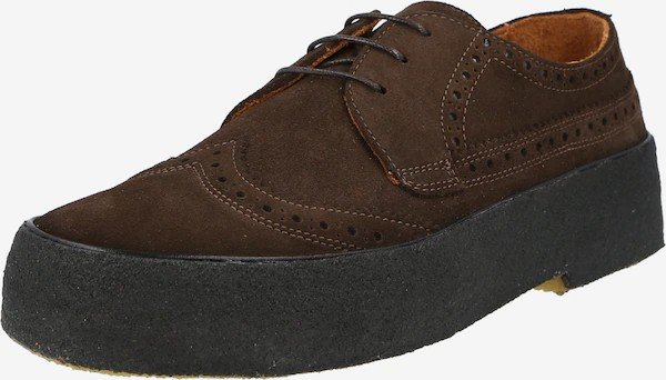 Brun mockasko med tjock rågummisula och snörning, klassisk stil med brogue-detaljer.