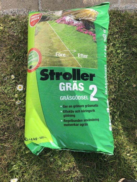 Grön säck av Stroller GRÄS 2 gräsgödsel på gräsmatta, text med "Före och Efter" resultat.