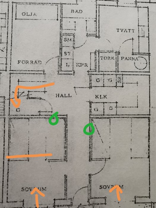 Handritad planritning av hus med markerade förslag till ventilationsförbättringar i sovrummen.