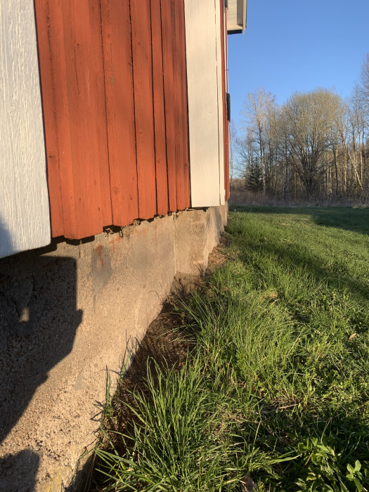 Husgrund som inte är i linje med resten av huset, planer för utbyggnad av badrum diskuteras.