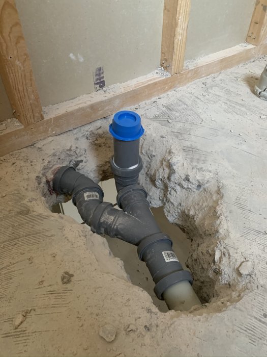 Seinärakenteessa näkyvät putkiliitokset ja puurunko.