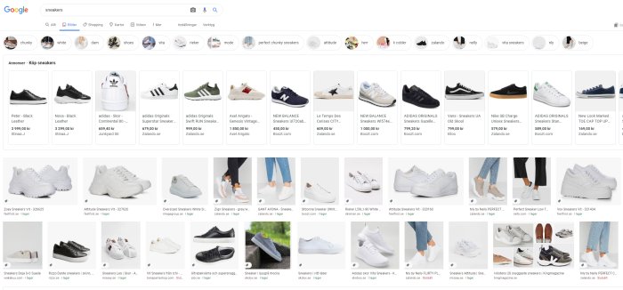 Sökresultatsida med olika modeller och märken av vita gympaskor från webbutiker.