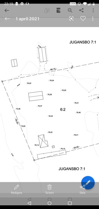 Situationsplan som visar höjdkotorna för en tomt med identifierade platser för byggkonstruktioner.