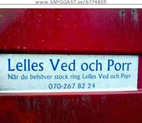 Skylt med texten "Lelles Ved och Porr" och kontaktinformation på en röd bakgrund.