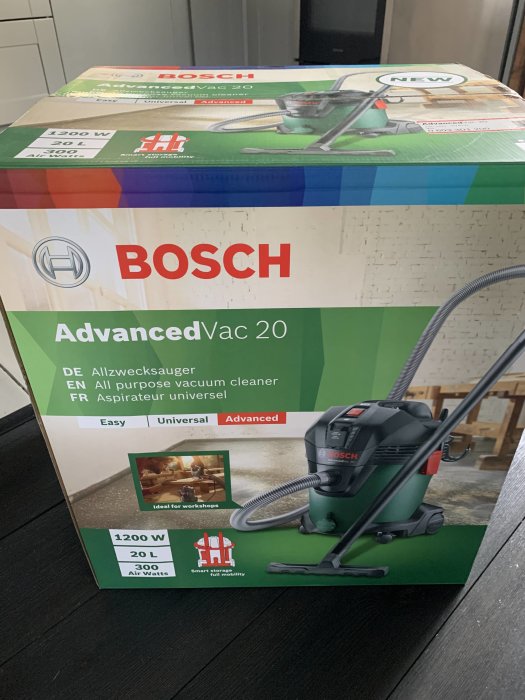 Förpackning av Bosch AdvancedVac 20 våt- och torrdammsugare med specifikationer.