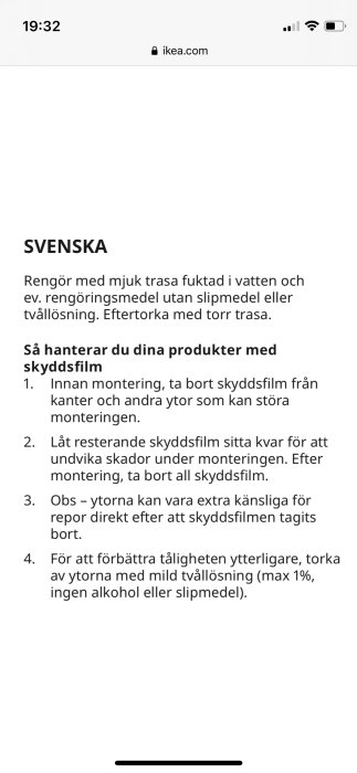 Skärmavbild av IKEA monteringsanvisning på svenska om rengöring och hantering av produkter med skyddsfilm.