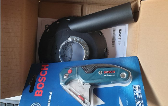 Ny BOSCH Professional kniv i förpackningen framför en cirkelsåg i en kartong.