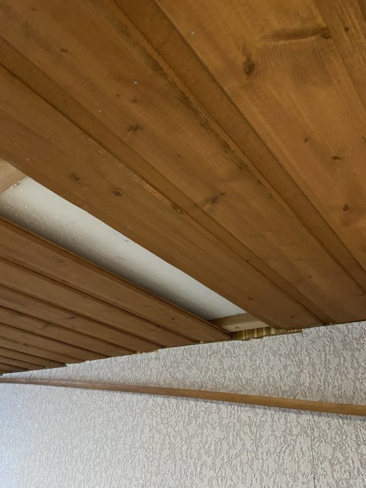 Installation av nya matningar i taket under renovering för att förbättra elsystemet i en hall.
