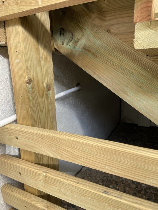 Genomborrad grund i uterum med synlig ny elkabelinstallation mot garaget.