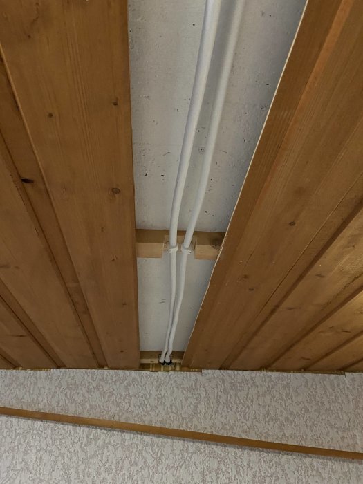 Rörinstallation i tak som leder till pannrum för vattenfördelning till hushållsmaskiner.