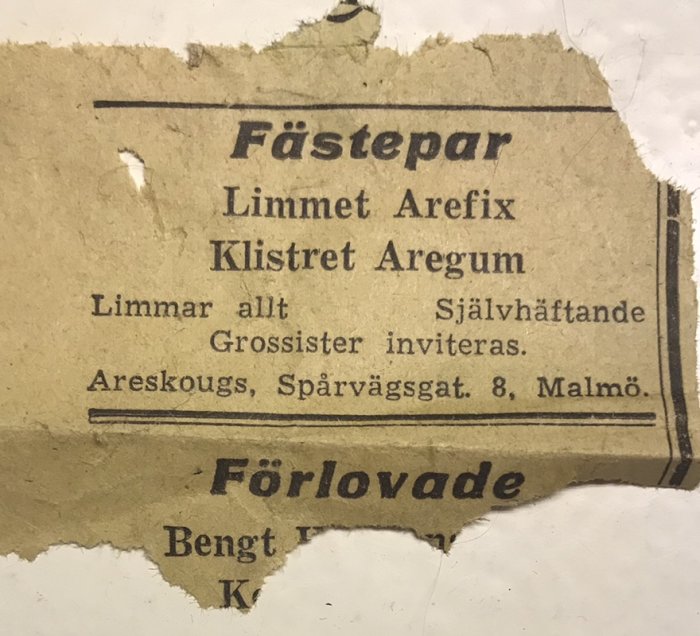 Del av en sliten etikett med texten "Fästepar Limmet Arefix" och adress "Åreskougs, Spårvägsgat. 8, Malmö".