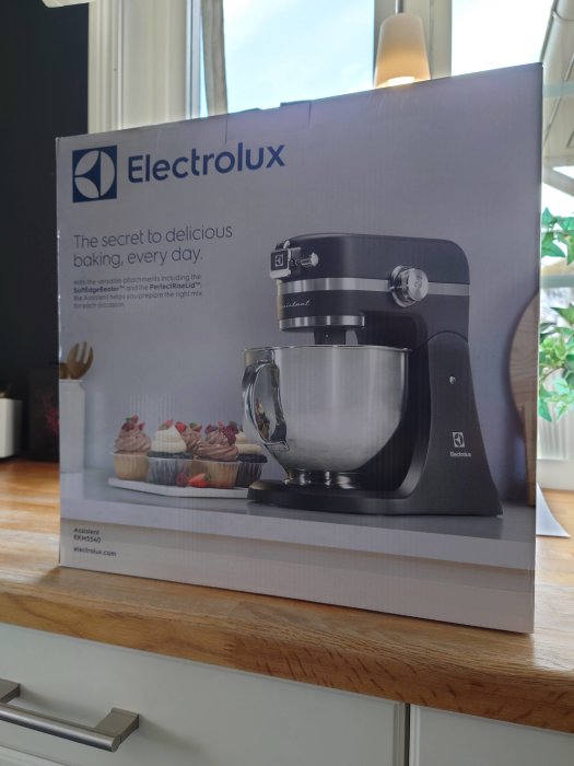 Electrolux-bakmaskinsförpackning med texten "The secret to delicious baking, every day" och bild på bakverk.