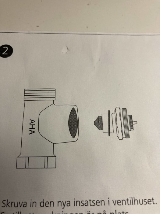 Instruktionsbild som visar en ny ventilinsats bredvid ett ventilhus med texten "Skruva in den nya insatsen i ventilhuset".