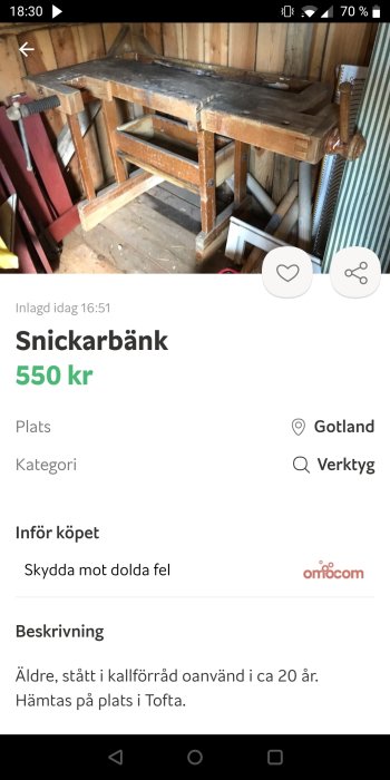 Använd snickarbänk av trä står i ett förråd.