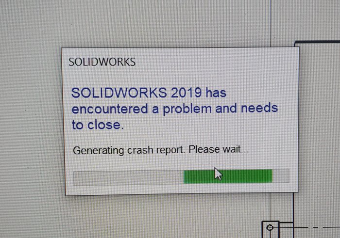 Felmeddelandefönster "SOLIDWORKS 2019 has encountered a problem" med en genererande kraschrapport.
