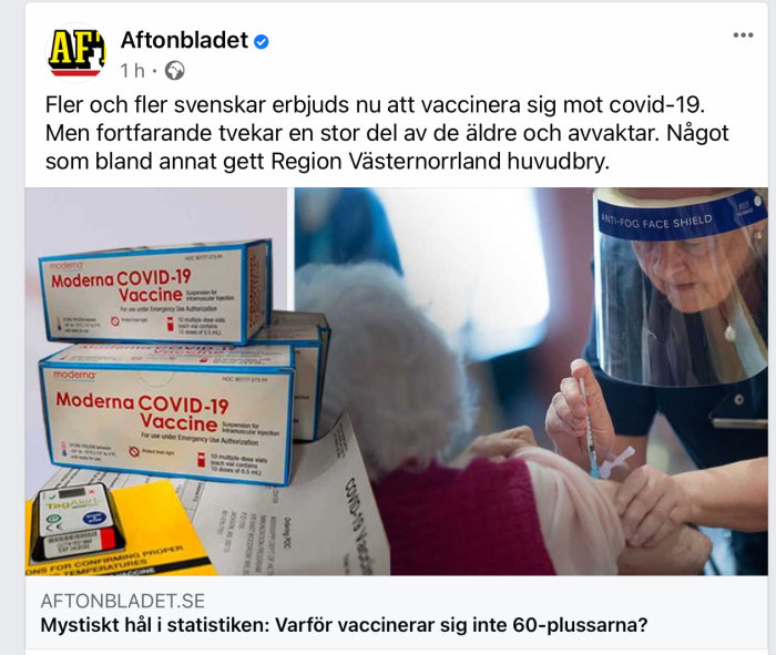 En vårdarbetare i ansiktssköld administrerar COVID-19-vaccin till en äldre person.