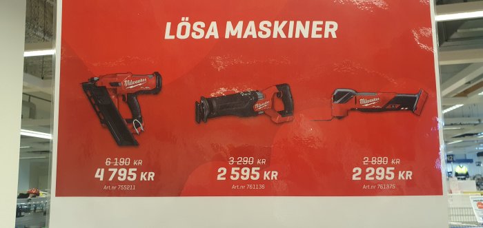 Reklamskylt för Milwaukee verktyg med spikpistol, multisåg och lampa inklusive priser.