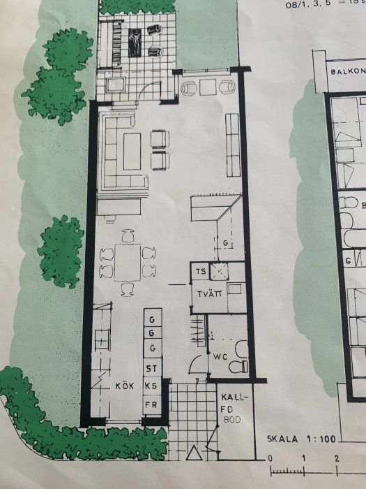 Ritning av ett radhus från 1976 med markeringar för kök, vardagsrum och trappa, med potential för öppen planlösning.