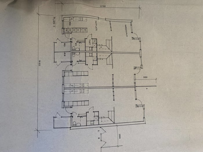 Ritning av ett tvåvånings radhus från 1976 med markerade mått och rumsuppdelningar, inklusive trappa och spaljé.