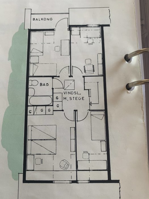 Svartvit ritning av ett radhus planlösning från 1976 med rum, möbler och trappa markerade.