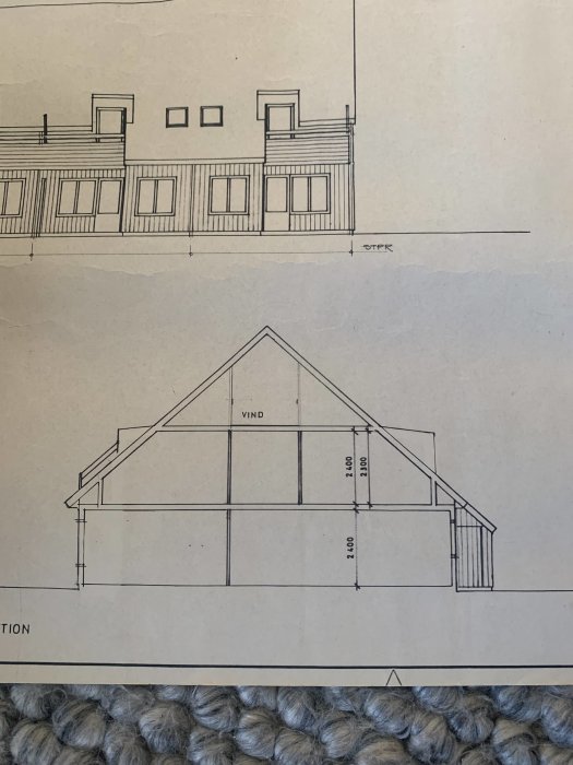 Ritningar av ett radhus med måttangivelser, inklusive sektion och fasadvy.