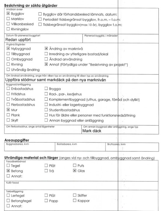 Bygglovsansökan med kryssade alternativ för ändring av marknivå, muren och markdäck på en ifylld blankett.