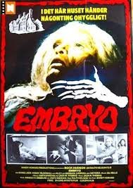 Affisch för skräckfilmen "Embryo" med skrämmande ansikte och filmstills.