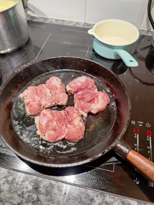 Kycklinglårfile kryddad på stekpanna redo att tillagas.