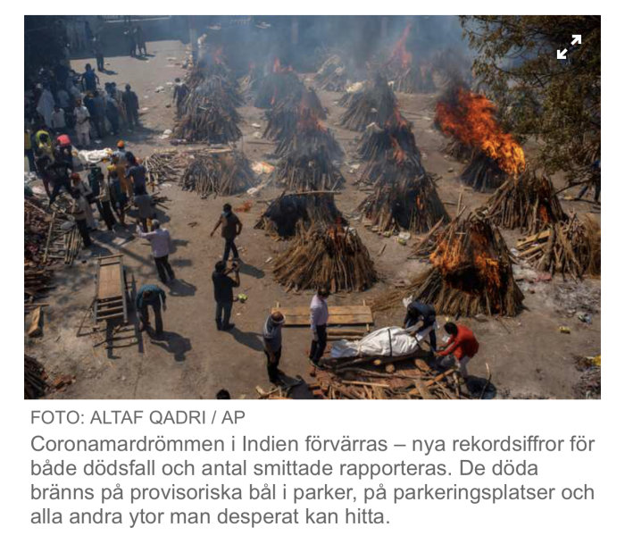 Människor vid improviserade likbål under Covid-19 i Indien.