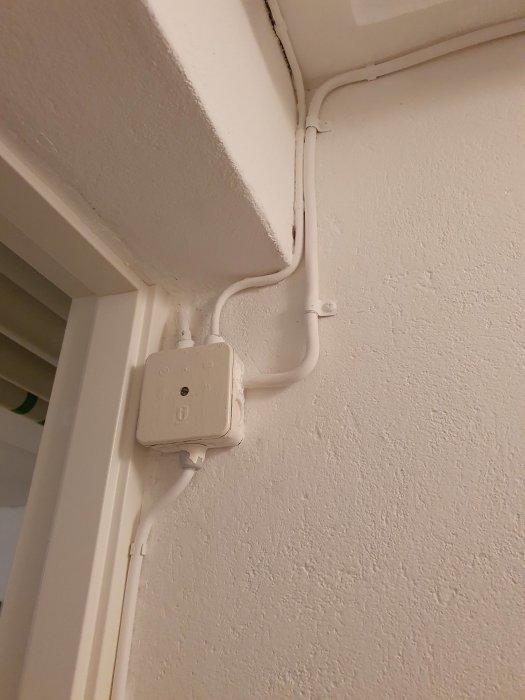 Ljusbrytare på vägg med synliga kablar ca 75 cm från handfat, diskussion om IP-klassificering.