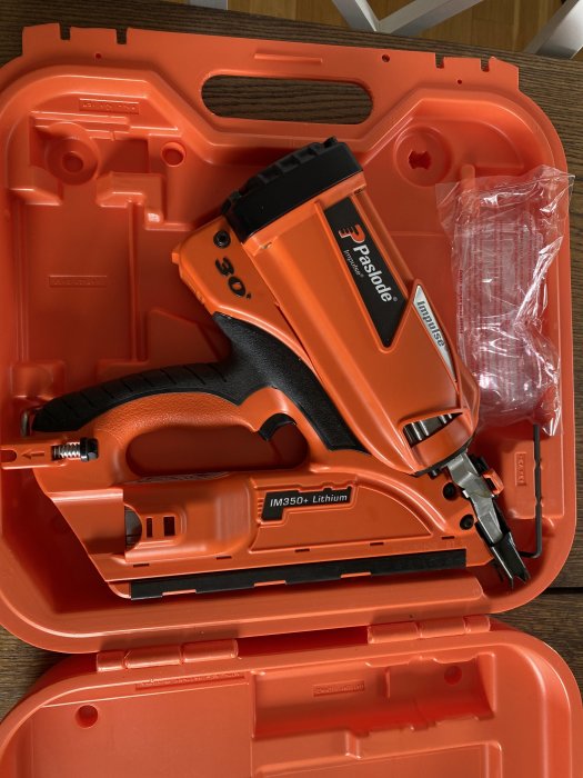 Paslode spikpistol i orange förvaringsväska med modell IM350+ Lithium.