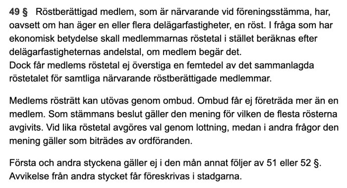 Textutdrag från samfällighetslagen om röstberättigade medlemmars rösträtt under föreningsstämma.