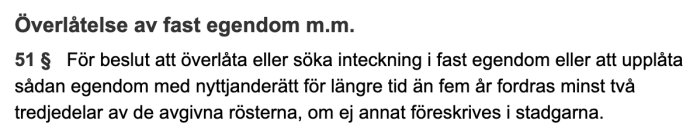 Bild på en texturklipp från en lagtext om röstningsregler för överlåtelse av fast egendom enligt samfällighetslagen.