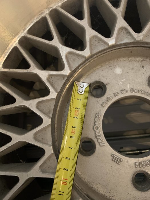 Måttband som visar dimensioner på en grå Remotec-fälg.