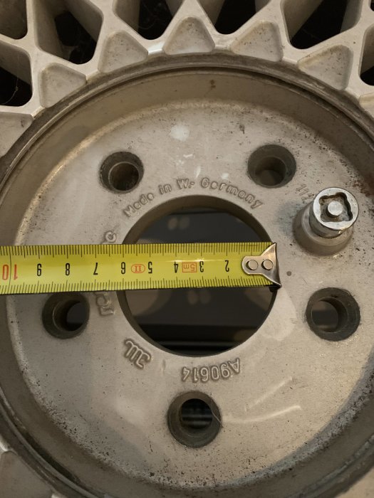Närmat bild av en Remotec fälg med en mätsticka som visar måtten, märkt "Made in W. Germany".