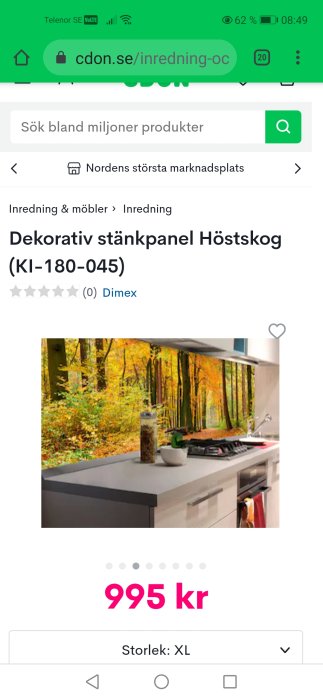 Dekorativ stänkpanel med motiv av en höstskog monterad bakom en köksbänk, visad på en produktsida med priset 995 kr.