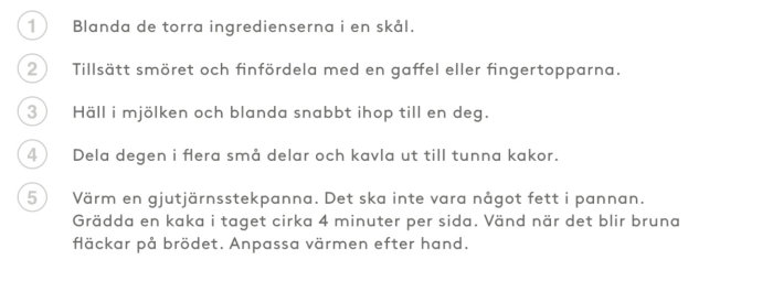 Steg-för-steg receptinstruktioner för att göra stekpannebröd, text på vit bakgrund.