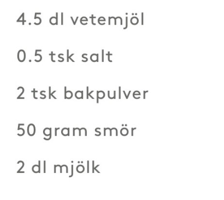 Receptingredienser för stekpannebröd inkluderar vetemjöl, salt, bakpulver, smör och mjölk.