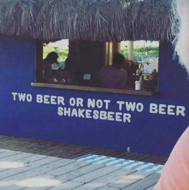 Barservering med skämttexten "TWO BEER OR NOT TWO BEER SHAKESBEER" på väggen.