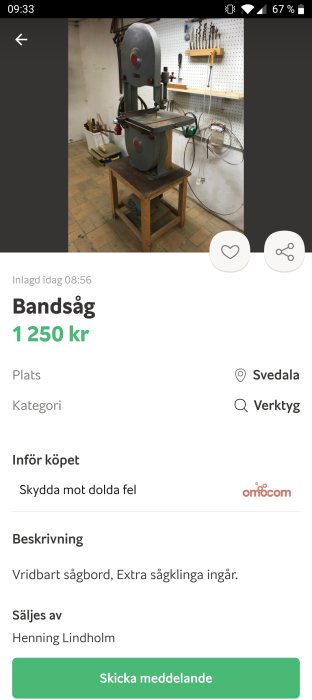 Bandsåg på stativ i verkstadsmiljö, möjligen Ejca modell, med roterbart sågbord och extra sågklinga.