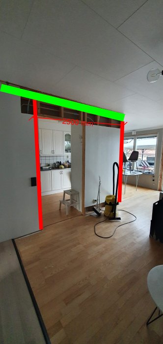 Inredning med markerad plats för balk och pelare, ritade mått för ombyggnad.