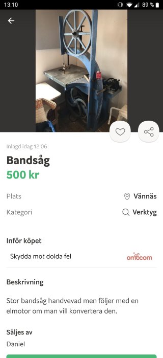 Stor handdriven bandsåg i blått och grått, möjlig konvertering till elmotor, till salu för 500 kr.